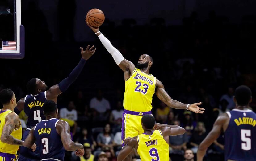 LeBron James atrapa un rebote durante el partido de pretemporada entre los Lakers y los Nuggets. (AP)