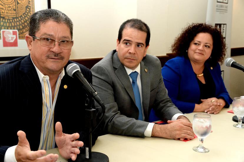 Desde la izquierda, Carlos Rodríguez, presidente de la Asociación de Industriales; José E. Ledesma, presidente de la Cámara de Comercio; y Liliana Cubano, presidenta de la Asociación Productos de Puerto Rico. (Suministrada)