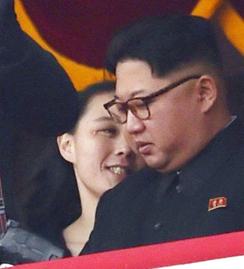 Kim Jong-un a la derecha y su hermana Kim Yo Jong miran un desfile militar en la plaza Kim Il Sung (AP).