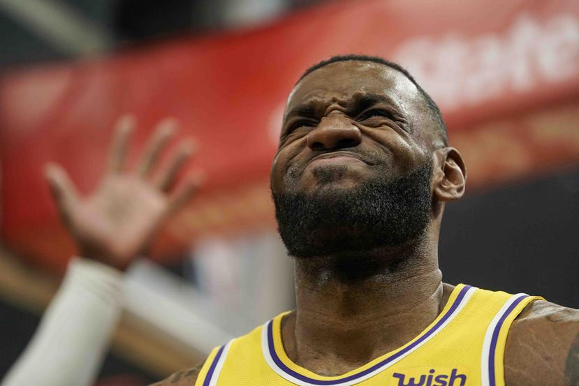 LeBron James y los Lakers perdieron el jueves ante Milwaukee en un partido que era visto como un presagio de la final. (AP)