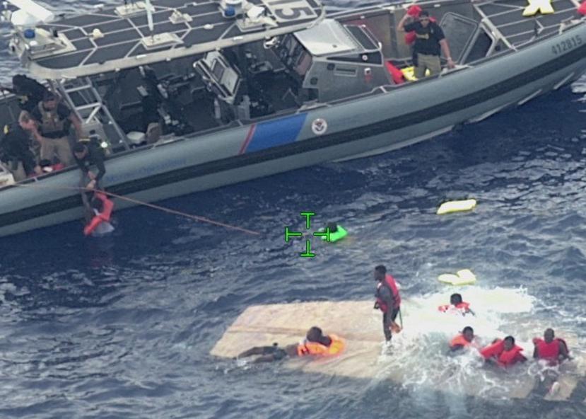 Las autoridades costeras rescataron a algunos de los sobrevivientes de la travesía que inició en República Dominicana y terminó cerca de la Isla de Desecheo, al oeste de Puerto Rico.