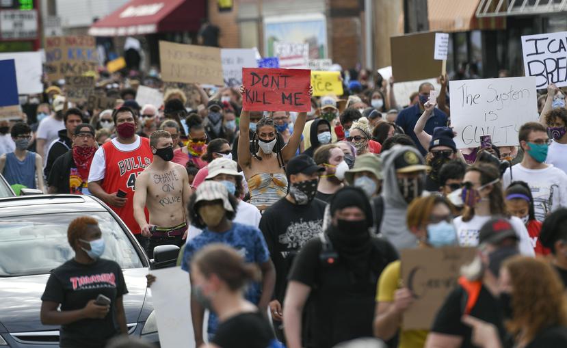 Manifestantes protestan en la escena donde ocurrió el arresto de George Floyd en Mineápolis. (EFE)