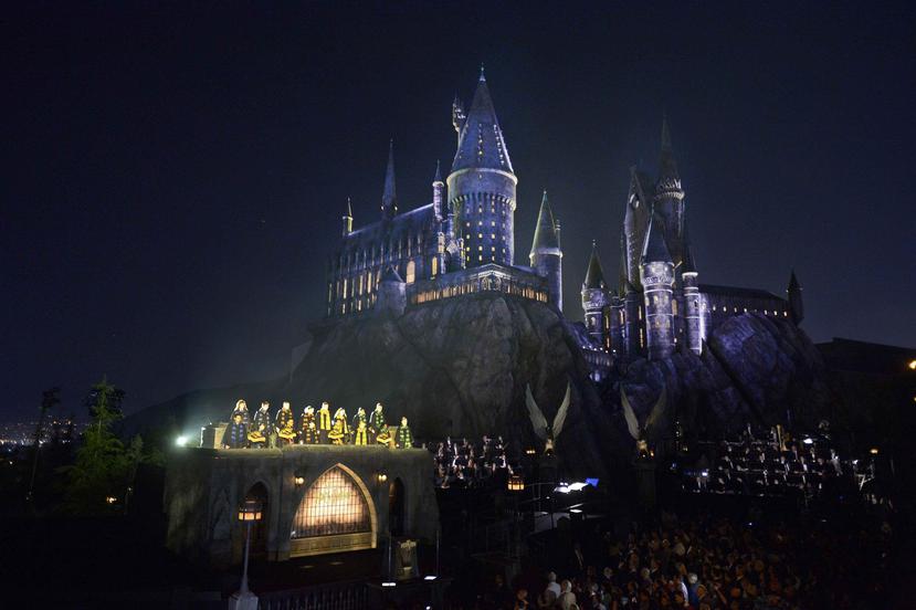 Un espectáculo de luces presenta la nueva atracción "The Wizarding World of Harry Potter" en el parque Universal Studios Hollywood en Los Ángeles. (Archivo/EFE)