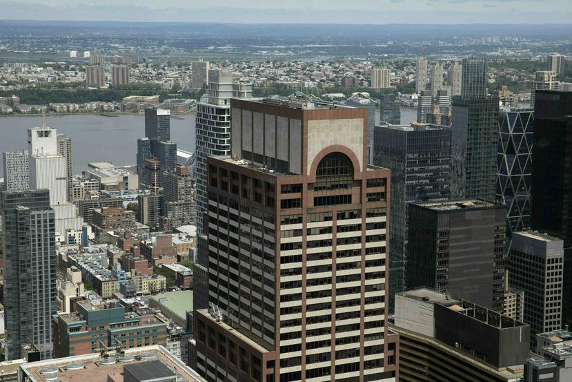El helicóptero cayó en el techo de un rascacielos en Manhattan el lunes, 10 de junio. (AP)