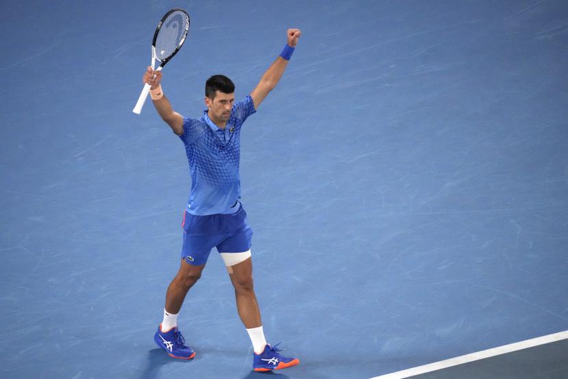 Novak Djokovic celebra su victoria ante Grigor Dimitrov para adelantar a los octavos de final en el Abierto de Australia.