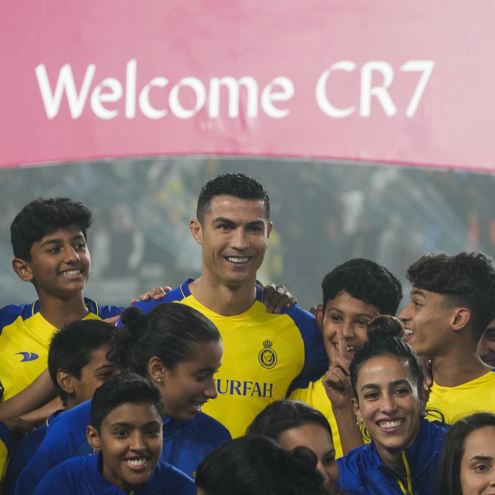 Cristiano Ronaldo comparte con niños y jóvenes durante su presentación con el equipo Al Nassr.