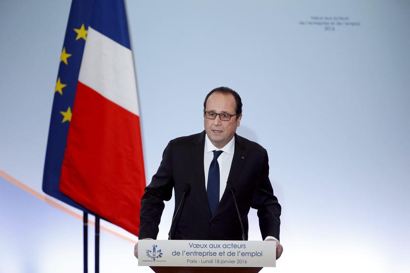 El presidente francés, François Hollande, pronuncia su discurso de año nuevo ante representantes del mundo laboral y empresarial del país, en París. (EFE)