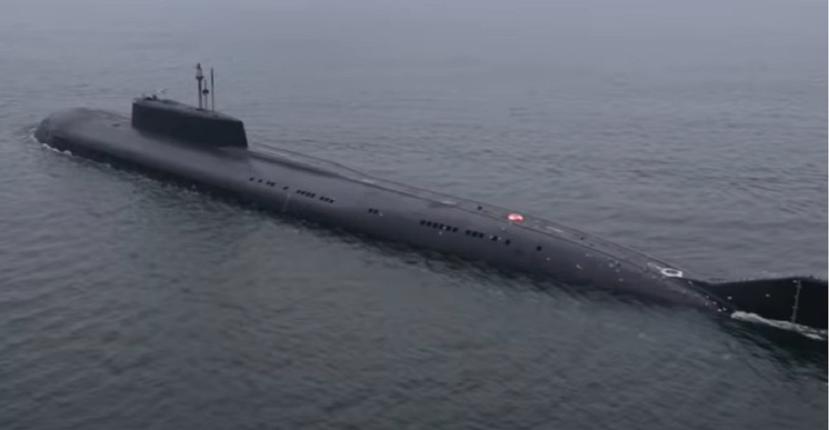 El submarino nuclear de ataque Omsk, de la Flota del Pacífico, destruyó un barco que simulaba ser un buque de guerra de un potencial adversario. (Marina de Guerra de Rusia / Captura vídeo)