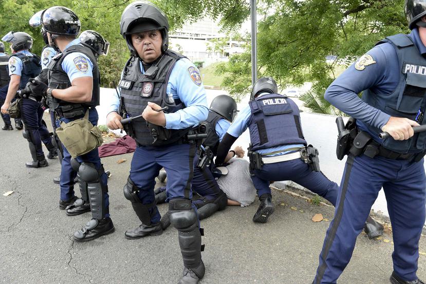 La Fueza de Choque realiza un arresto durante las manifestaciones del 1ro de mayo de 2018.