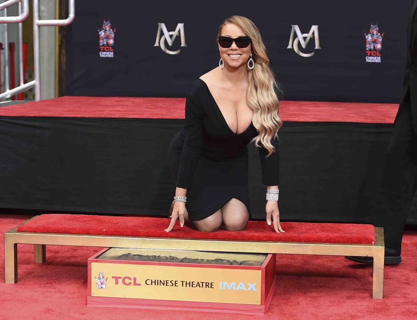 Mariah Carey estampó sus huellas en el Paseo de la Fama. (AP)