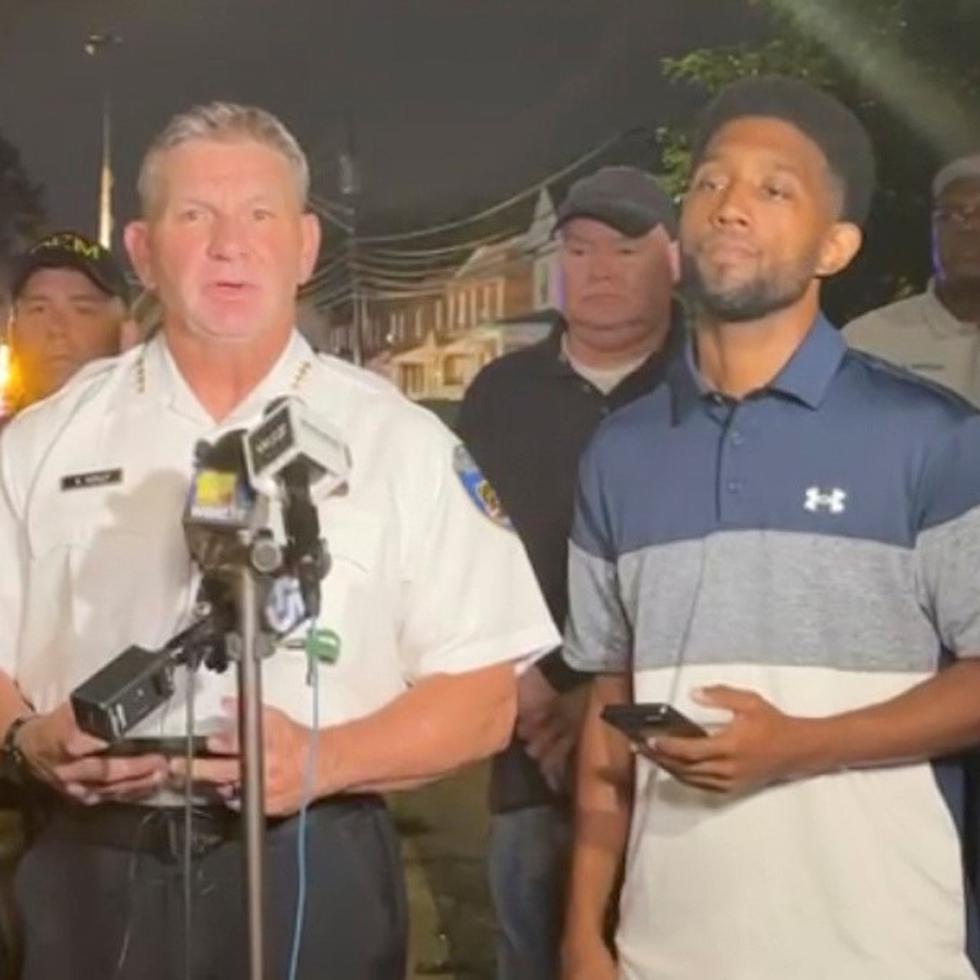 El comisionado interino del Departamento de la Policía de Baltimore, Richard Worley, habló durante una conferencia de prensa luego de que un tiroteo en esa ciudad dejara el saldo de dos personas muertas y unas 28 heridas. (Baltimore City Police via AP)