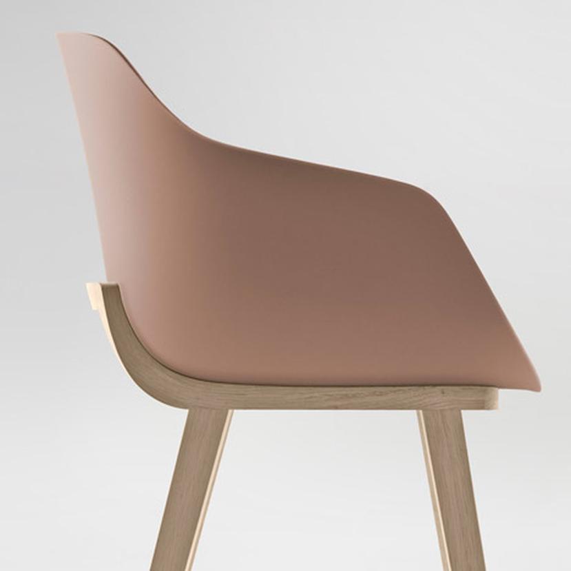 La inspiración del producto proviene de la clásica silla Kuskoa Bi diseñada por la marca de muebles Alki, que fue el primer asiento 100% bioplástico del mercado y estaba hecho de remolacha renovable, almidón de maíz y caña de azúcar.