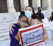 Proyecto Inocencia respalda la petición de clemencia ejecutiva que hizo Maritza Rodríguez para su hija Christine Cortés Rodríguez. En la foto, Rodríguez (a la izquierda) acompañada de la activista  Kayla Gerdes Tello.