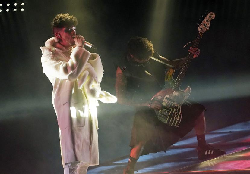 El cantante usó un abrigo de pelaje blanco y pantalones blancos a juego. (AP)