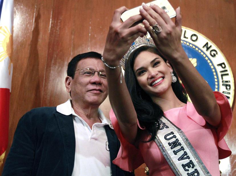 El presidente filipino, Rodrigo Duterte y a la Miss Universo, Pia Wurtzbach. (EFE)