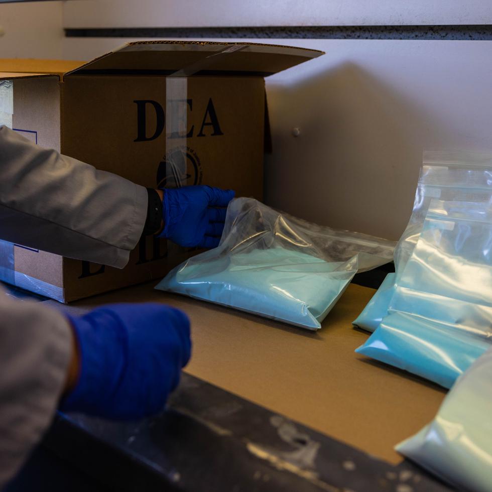 Un químico de la DEA verifica una sustancia confiscada que, seguramente, está contaminada con fentanilo, en los laboratorios de la agencia en Miami, Florida.