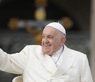 El papa Francisco, quien cumplirá 87 años en diciembre, saluda a los fieles al final de su audiencia semanal, en la Plaza de San Pedro, en el Vaticano, el pasado miércoles.