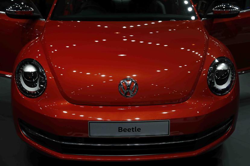 En esta fotografía de archivo del 3 de febrero de 2016, se exhibe un Volkswagen Beetle en la Auto Expo de Greater Noida, cerca de Nueva Delhi, India. (AP)