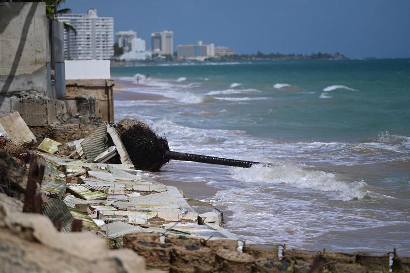 Parte del muro que fue destruido por la fuerza del mar en el área de Ocean Park, en San Juan.
