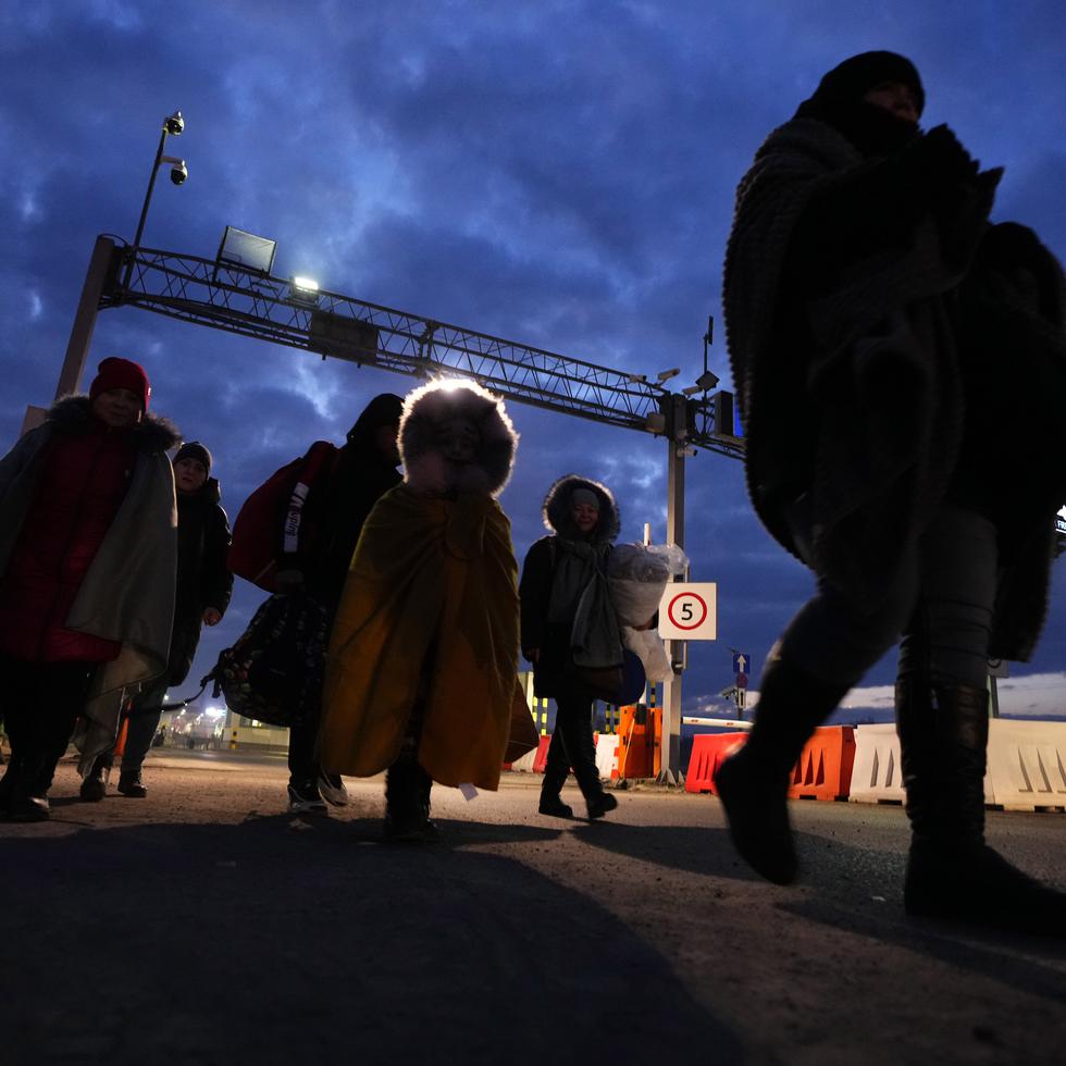 Refugiados ucranianos que le escapan a la guerra llegan a Przemysl, Polonia, el 27 de febrero del 2022.