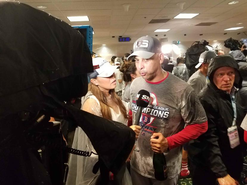 El dirigente de los Medias Rojas de Boston, Alex Cora, es entrevistado luego de la victoria sobre los Astros de Houston que los clasificó a la Serie Mundial.