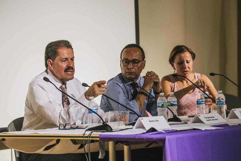 Los congresistas José Serrano, Luis Gutiérrez y Nydia Velázquez (de izq. a der.) lideran el pedido de información al Departamento de Salud federal.  (GFR Media)