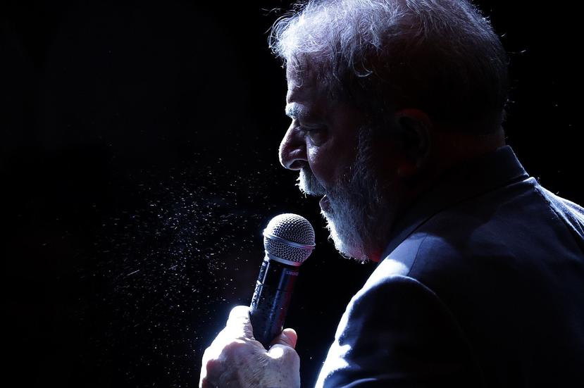 El expresidente brasileño Luiz Inácio Lula da Silva habla durante un acto en defensa de la democracia en Río de Janeiro, Brasil (EFE/Antonio Lacerda).