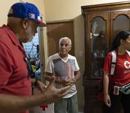 Voluntarios del capítulo local de la Cruz Roja Americana visitaron ayer 241 hogares en Carolina, donde instalaron detectores de humo.
