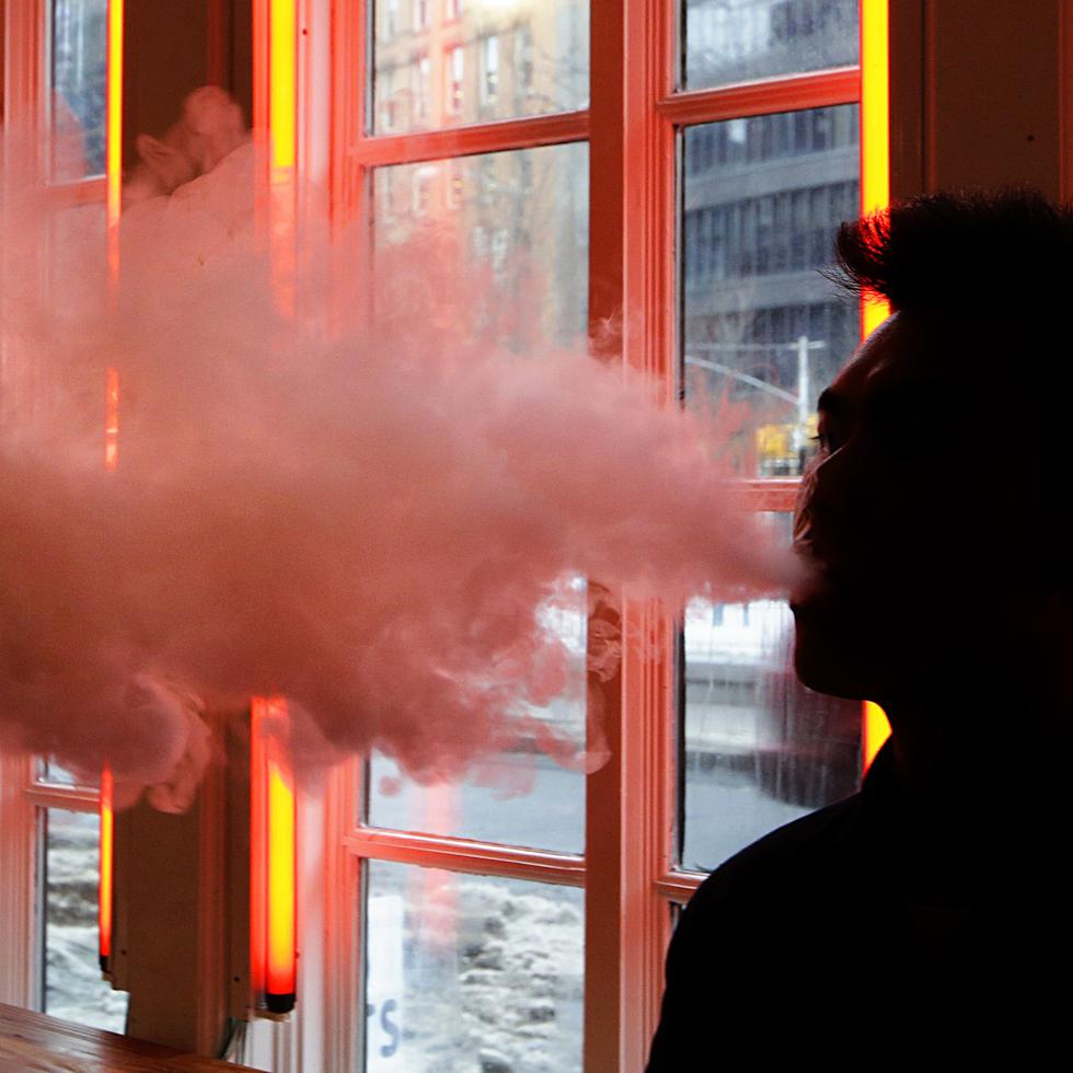 El vapor de los cigarrillos electrónicos contiene pequeñas partículas que llevan saborizantes. (AP)