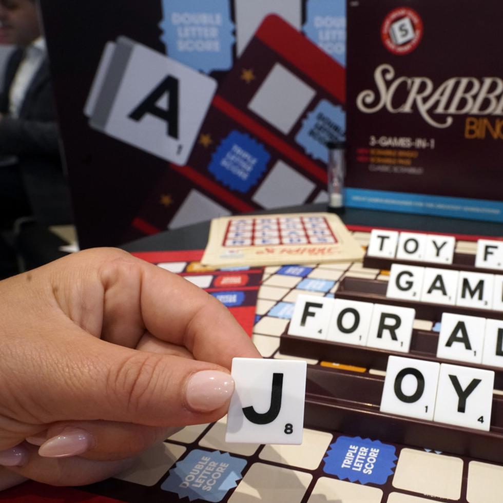 Un juego de Scrabble con fichas más grandes exhibido en la Feria de Juguetes 2023 en el Centro Javits de Nueva York.