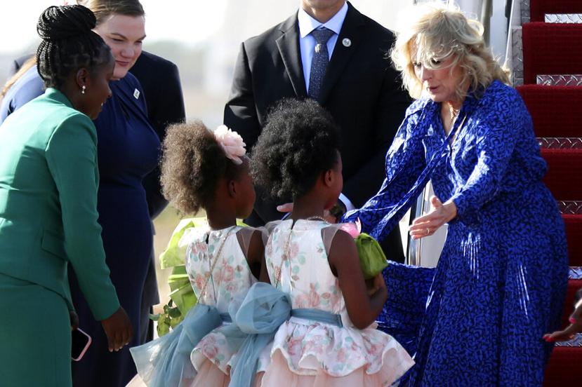 La primera dama de Estados Unidos, Jill Biden, arriba a Nairobi, Kenia, para una visita de tres días al país, viernes 24 de febrero de 2023. (AP Foto/Brian Inganga).