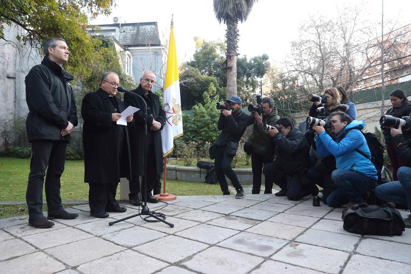 El arzobispo maltés Charles Scicluna (al centro) habla ante periodistas en Santiago de Chile. (EFE / Alberto Valdés).