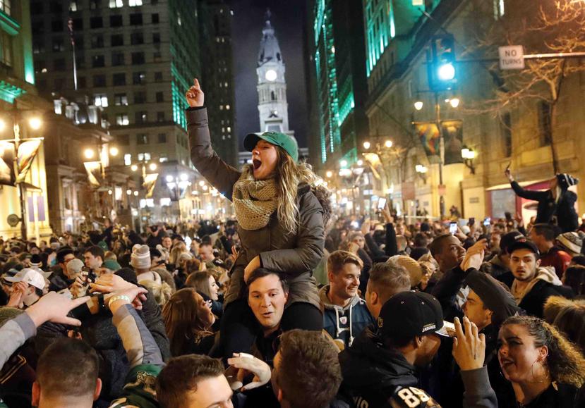 Fanáticos de los Eagles festejaron en grande en las calles de Filadelfia la noche del domingo después del Super Bowl. (AP)
