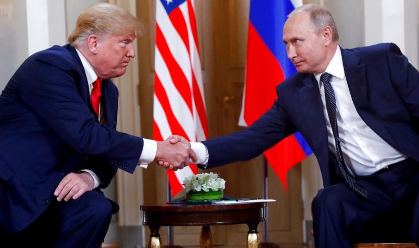 El presidente estadounidense Donald Trump, izquierda, y su colega ruso Vladimir Putin en un encuentro en Helsinki. (AP / Archivo)