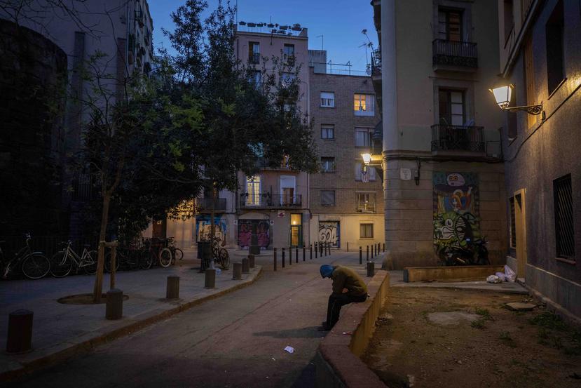 En esta imagen del viernes 20 de marzo de 2020, Gana Gutiérrez se sienta en una calle vacía en Barcelona, España. (AP)