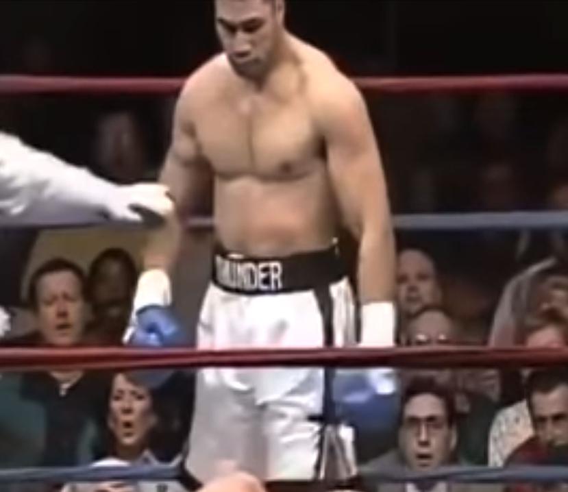 Jimmy Thunder durante su pelea ante Crawford Grimley. (Imagen tomada de YouTube)