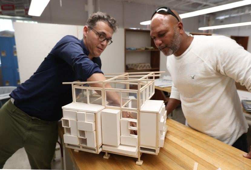 El profesor Carlos Castillo y el estudiante Rafael Osorio observan la maqueta de la vivienda.