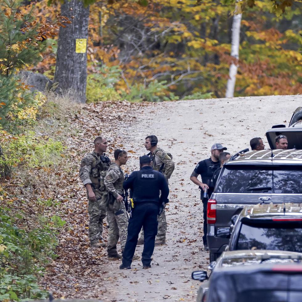 Miembros de la policía buscaban ayer al sospechoso de los tiroteos masivos en Lewiston, Maine (EE.UU.). EFE/EPA/CJ GUNTHER
