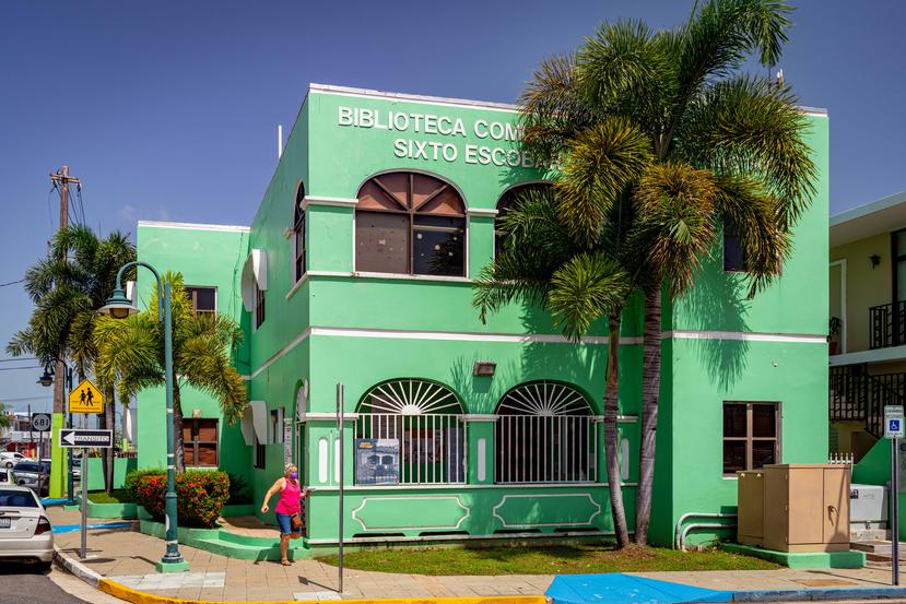 La antigua casa de Sixto Escobar, que ahora es la biblioteca electrónica del pueblo.