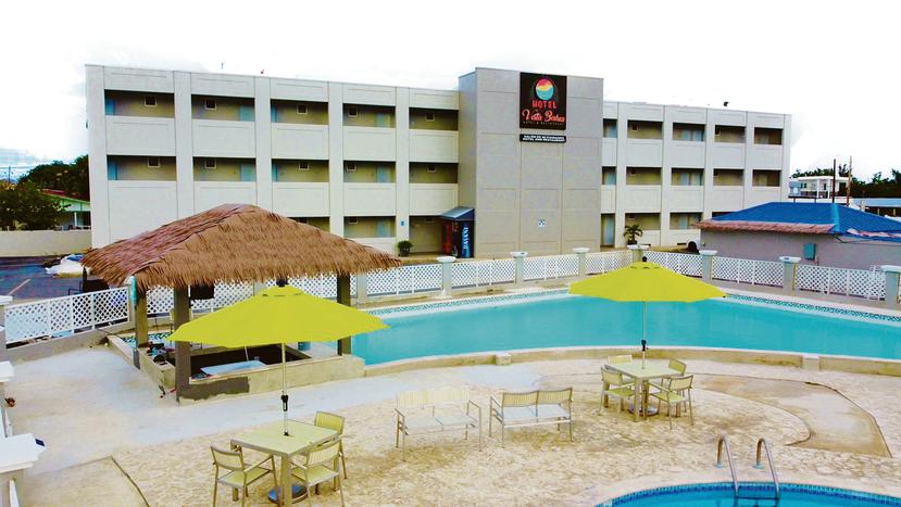 El hotel cuenta con piscina, restaurante y barra. Todos los cuartos están equipados con televisión y aire acondicionado.