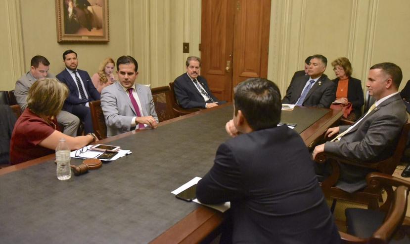 Ricardo Rosselló Nevares conversa con los mimebros del Caucus Hispano Demócrata en el Congreso federal. (Suministrada)