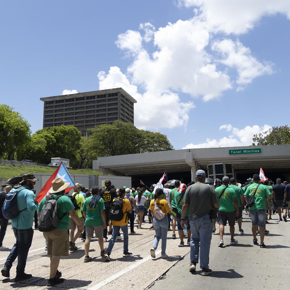 Manifestantes de grupos sindicales bloquean el acceso por ambos lados del Túnel Minillas en San Juan.