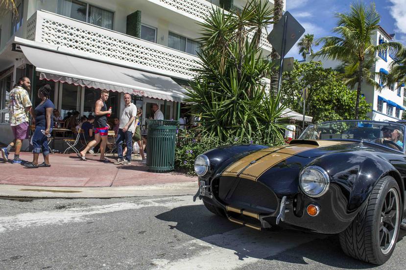 Unos turistas caminan frenta al local News Cafe en el famoso Ocean Drive en Miami Beach, Florida. (EFE)