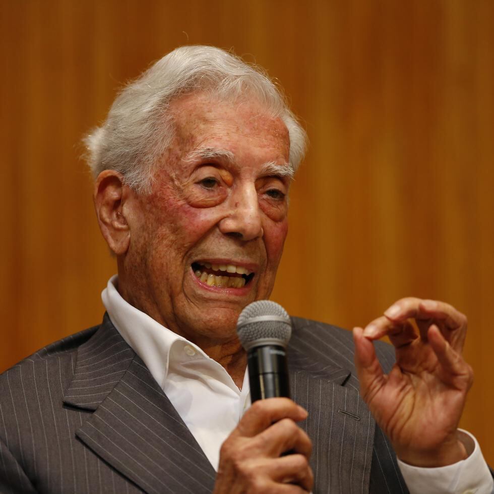 El escritor hispano-peruano y premio nobel de Literatura, Mario Vargas Llosa, salió hoy del hospital.
