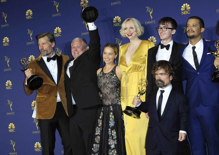 Parte del elenco de Game of Thrones posa con el Emmy a Mejor Serie Dramática durante la ceremonia anual de los Primetime Emmy. (EFE / Nina Prommer)