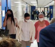 Mayra Enid Nevárez Torres (al centro), acusada de la muerte de Justin Santos Delanda, hermano del exponente urbano Arcángel.