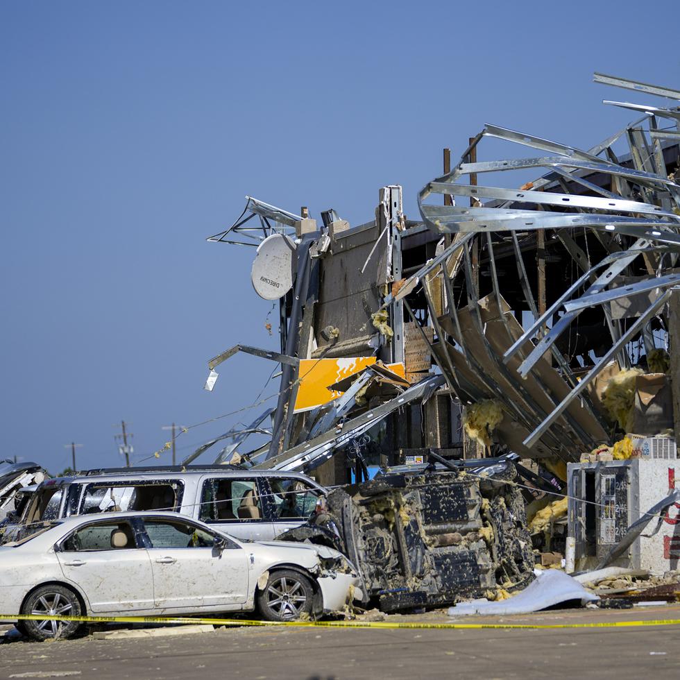 Daños en una parada de camiones tras el paso de un tornado, el domingo 26 de mayo de 2024, en Valley View, Texas.