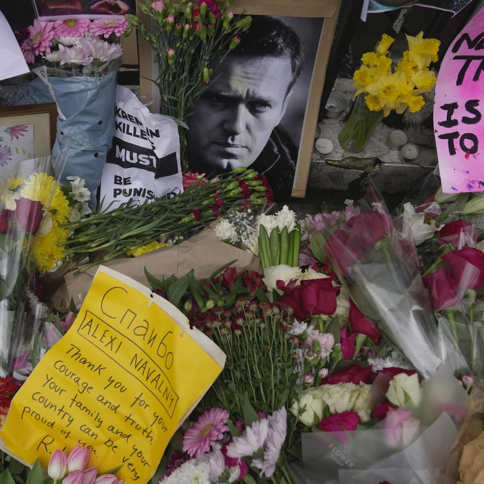 Flores y fotos colocadas frente a la embajada rusa en Londres para conmemorar la muerte de Alexei Navalny.
