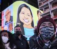 Una persona con una mascarilla con la leyenda "Basta de Odio a Asiáticos" asiste a una vigilia en memoria de Michelle Alyssa Go, víctima de un ataque en el metro días antes, 18 de enero de 2022 en Times Square de Nueva York.