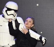 La actriz estadounidense del reparto Carrie Fisher posa junto a Stormtrooper. (EFE)